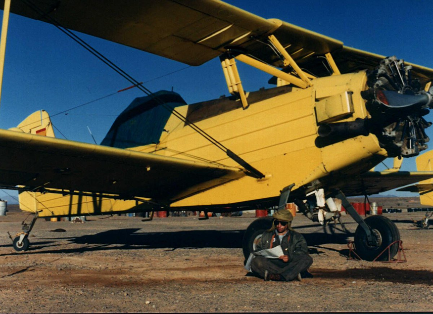 Preparación del vuelo a la sombra del ala, sentados sobre la arena