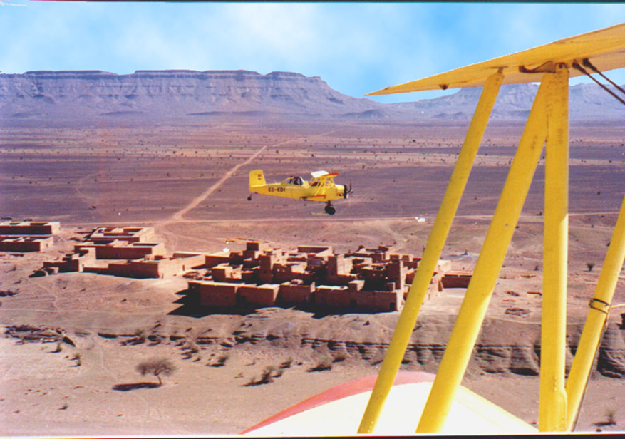 Los dos Grumman volando en formación sobre el desierto