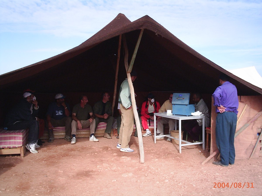 Instalaciones del campamento en el desierto