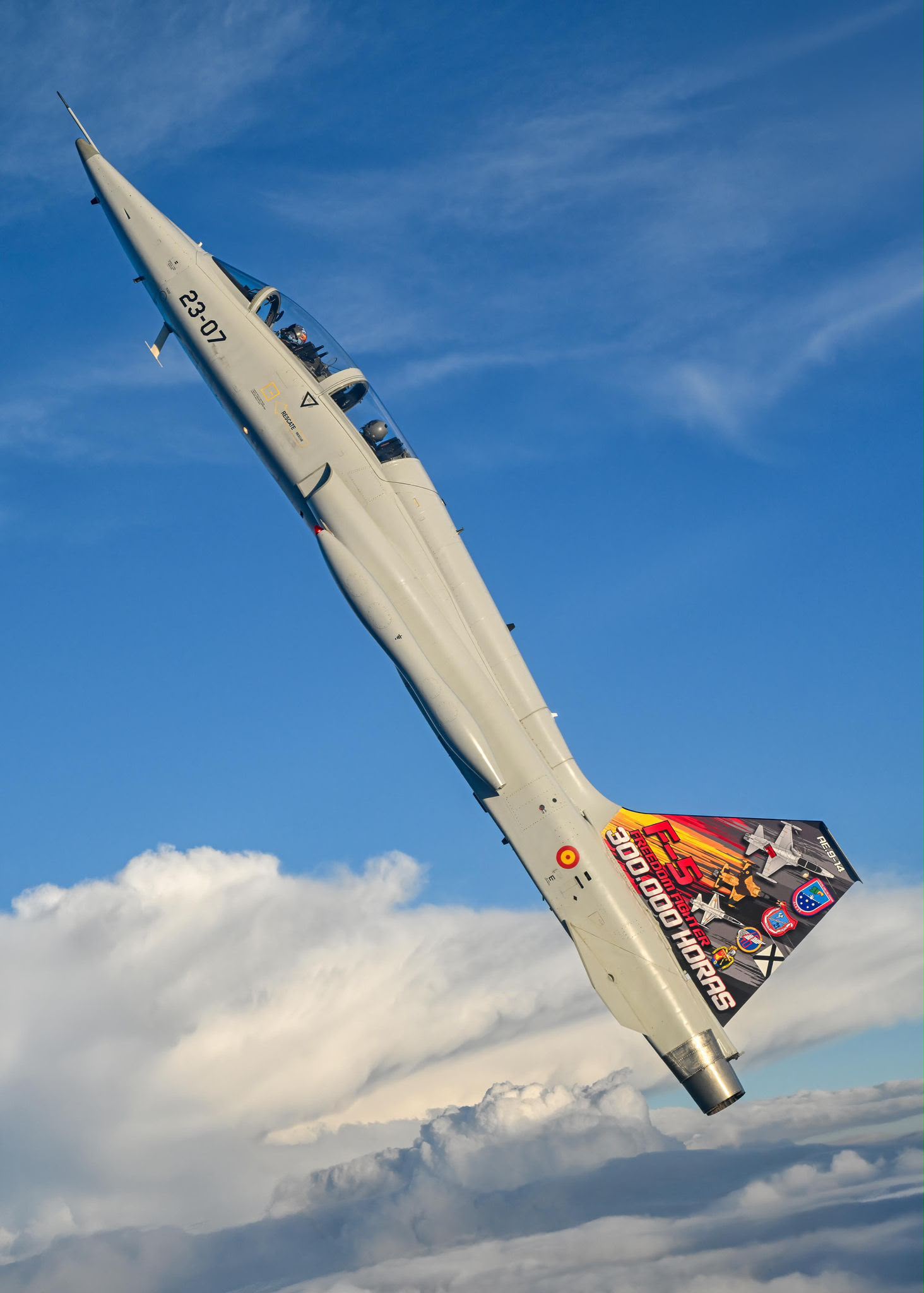 Caza F-5 del Ejército del Aire ascendiendo en vertical con la deriva pintada por las 300.000 horas de vuelo
