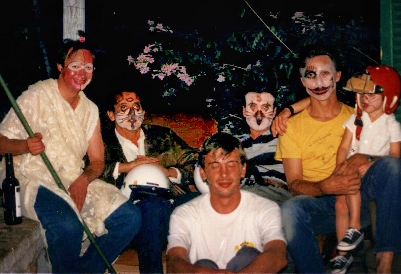El equipo de pilotos y técnicos, con las caras pintadas, en la caseta del pinar de Valdelamusa