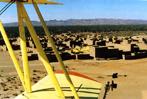 Los "Grumman" sobrevolando una aldea de adobe en el desierto de Marruecos