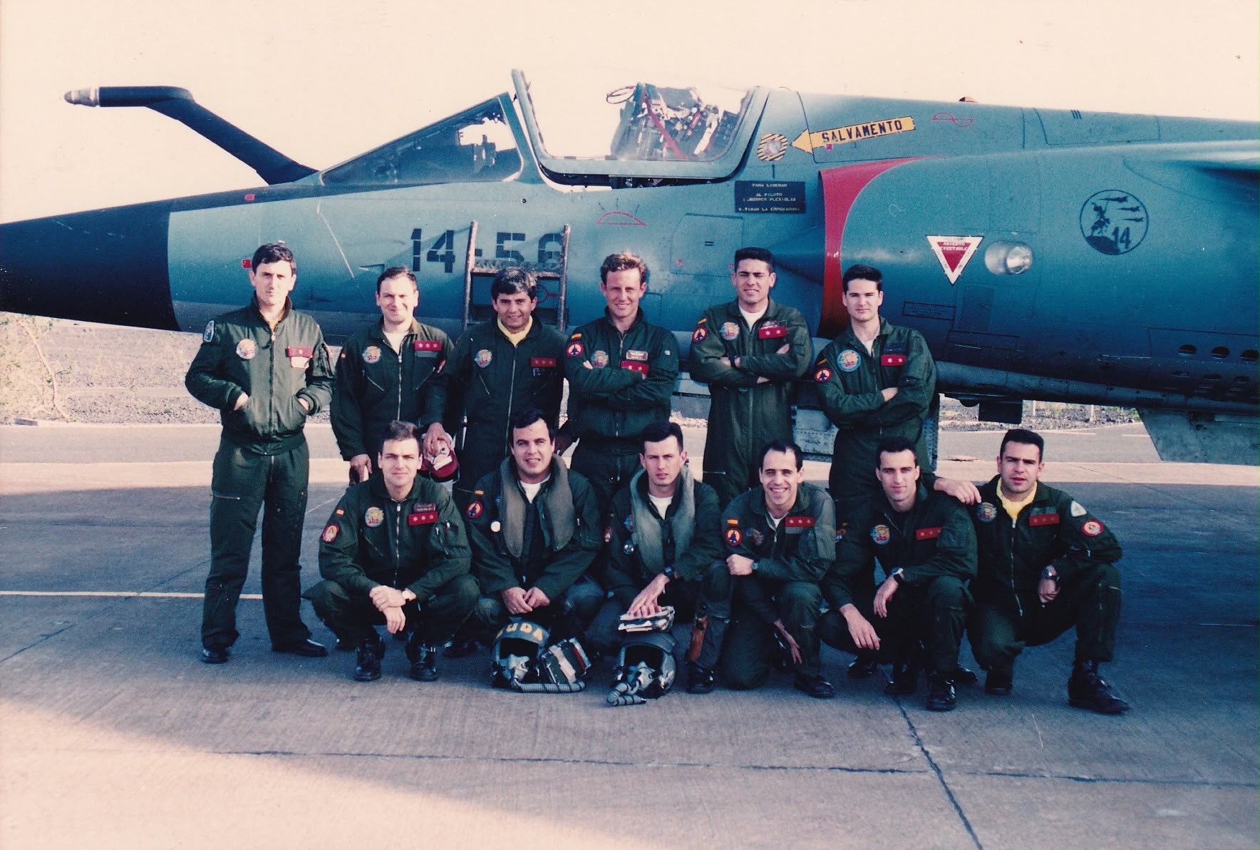 Pilotos de un escuadrón posando ante un caza Mirage F1 en la plataforma