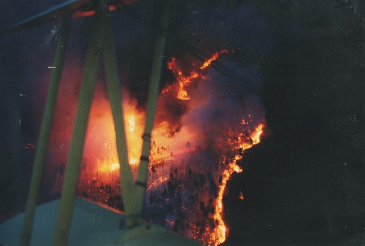 Frente del incendio visto de noche desde la cabina del biplano