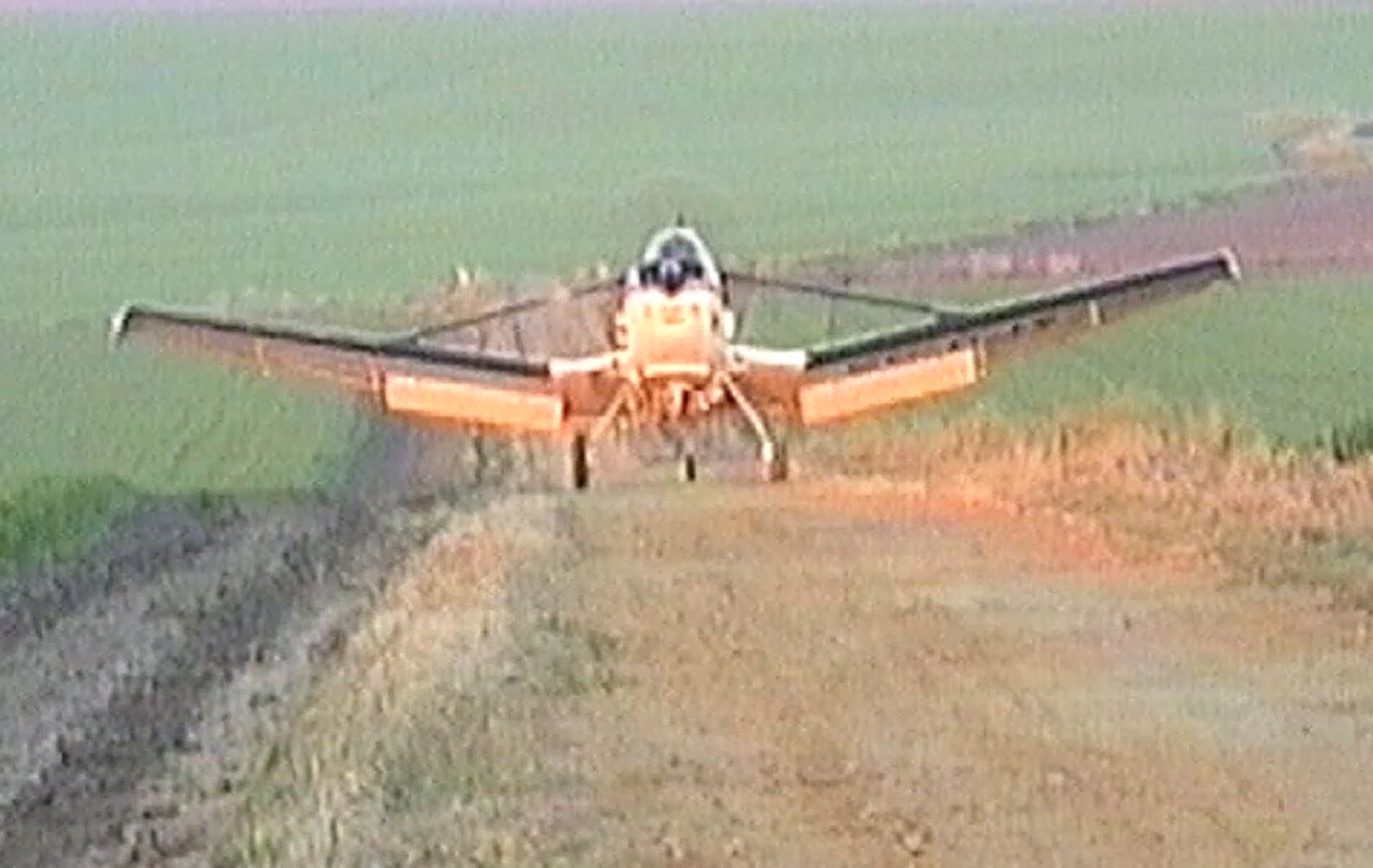 Avioneta de fumigación tomando tierra en el camino del cortijo